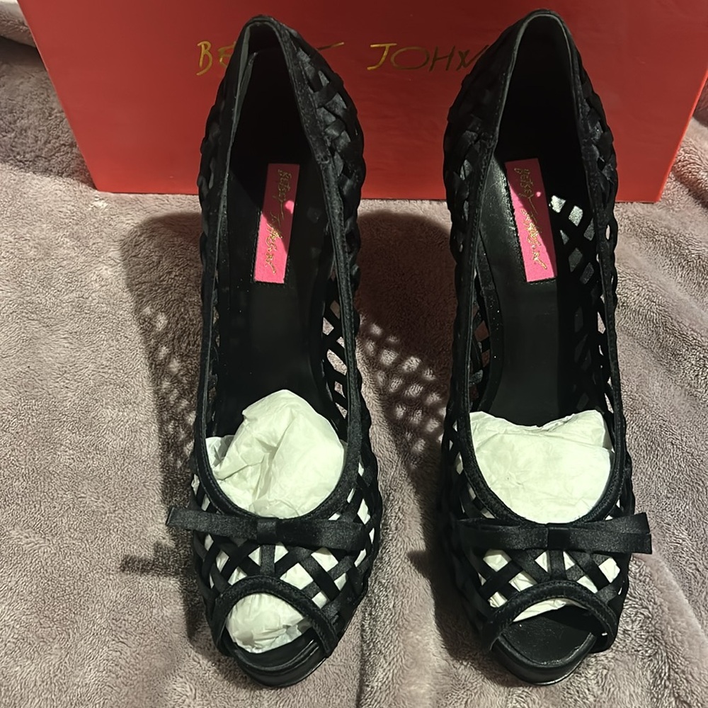 Betsey Johnson Black Lattice Ribbon Pump sz 8 - Picture 1 of 13